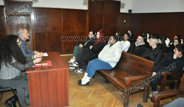 Ученици от ФСГ се запознаха с професиите съдия, прокурор и следовател