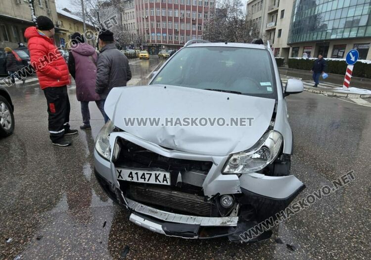 Хонда и Фиат се разбиха на кръстовище до Първа поликлиника