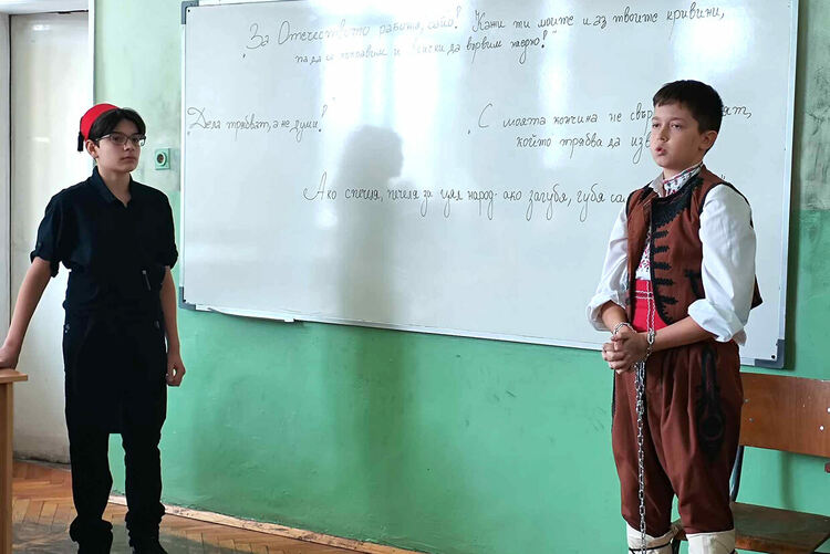 Деца влязоха в ролята на Апостола и заптиетата