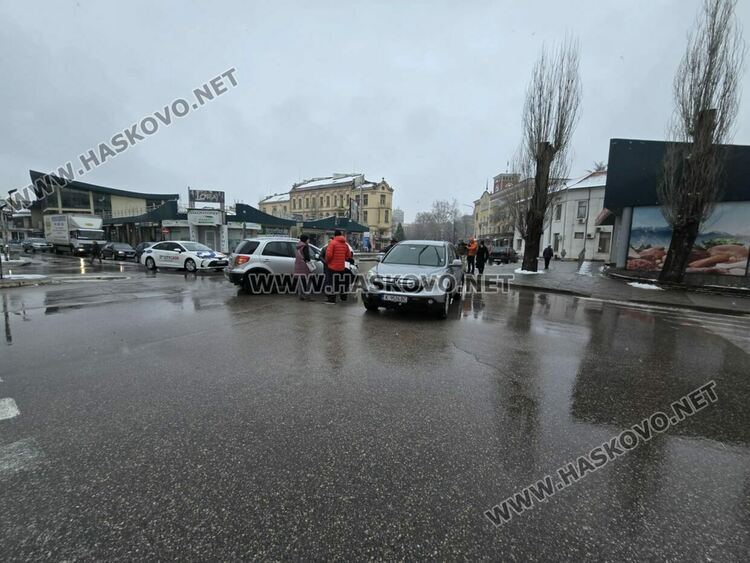 Хонда и Фиат се разбиха на кръстовище до Първа поликлиника