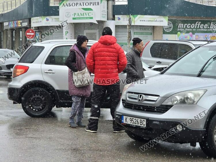 Хонда и Фиат се разбиха на кръстовище до Първа поликлиника