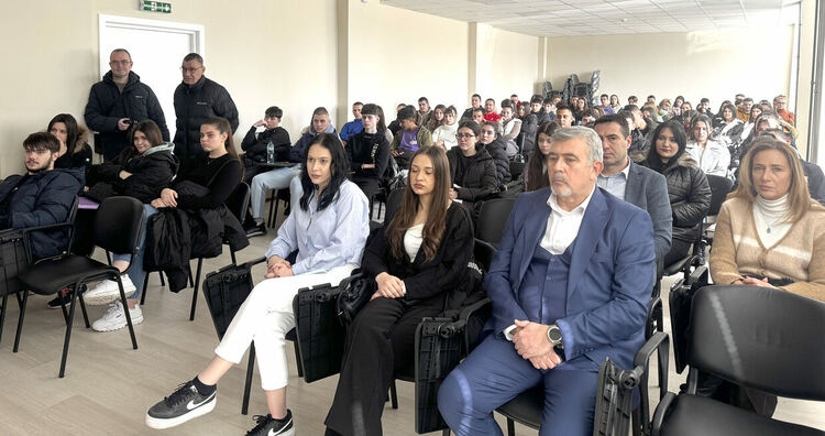 Изнесоха лекция пред ученици от ФСГ за безопасен интернет и онлайн тормоз