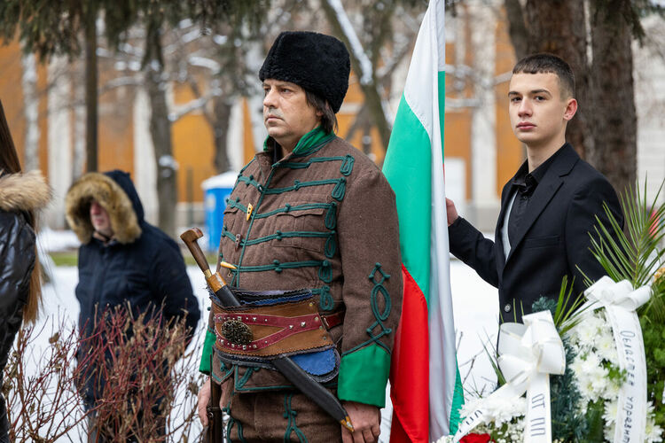 Стотици перничани сведоха глава в памет на Апостола на свободата – Васил Левски