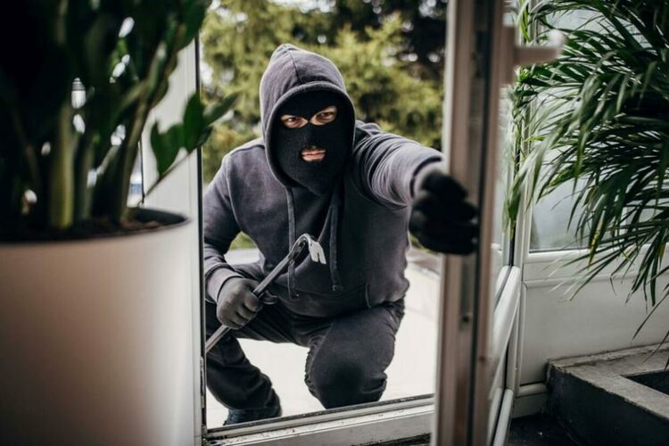 Апаши тарашат в „Кенана“ в присъствието на домакините. Общината подготвя проект за още камери