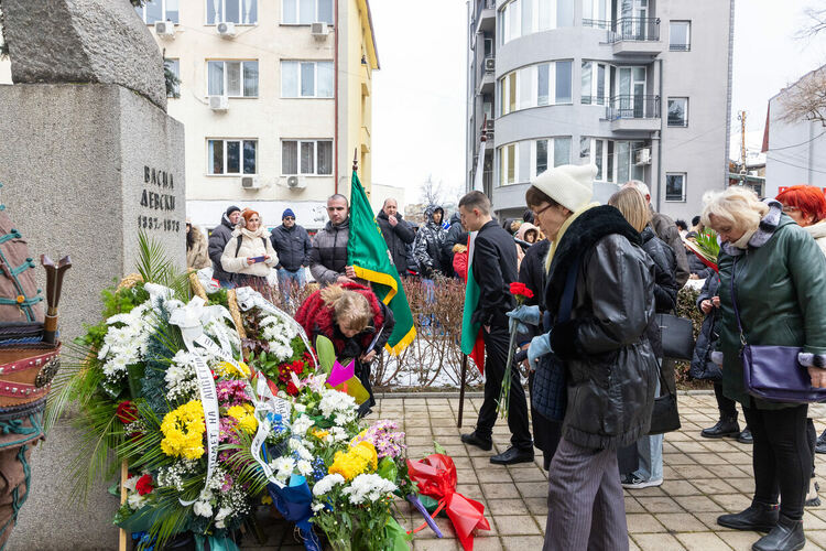 Стотици перничани сведоха глава в памет на Апостола на свободата – Васил Левски