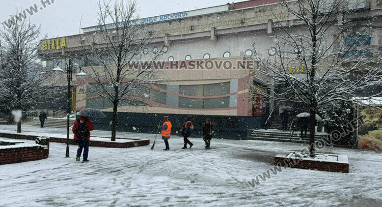 Сняг и лед, температурите ще падат още