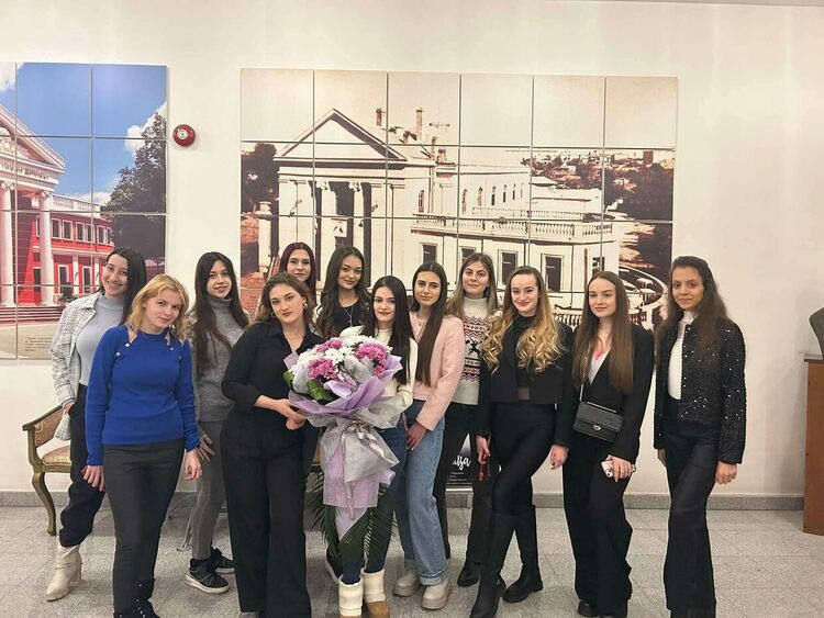 От сцената на хасковския театър ученици от ПМГ поканиха класната си на бала
