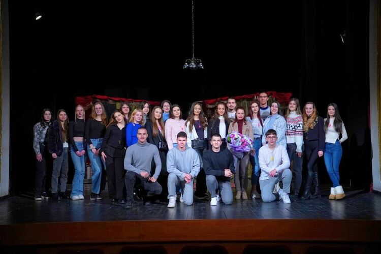 От сцената на хасковския театър ученици от ПМГ поканиха класната си на бала 