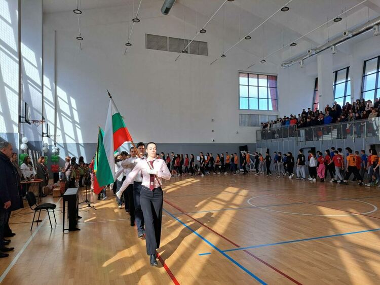 В спортната зала на ППМГ „Васил Левски“ бе даден старт на традиционното състезание „Лъвски скок“