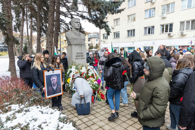 Стотици перничани сведоха глава в памет на Апостола на свободата – Васил Левски
