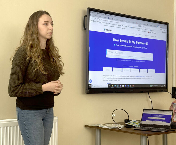 Изнесоха лекция пред ученици от ФСГ за безопасен интернет и онлайн тормоз