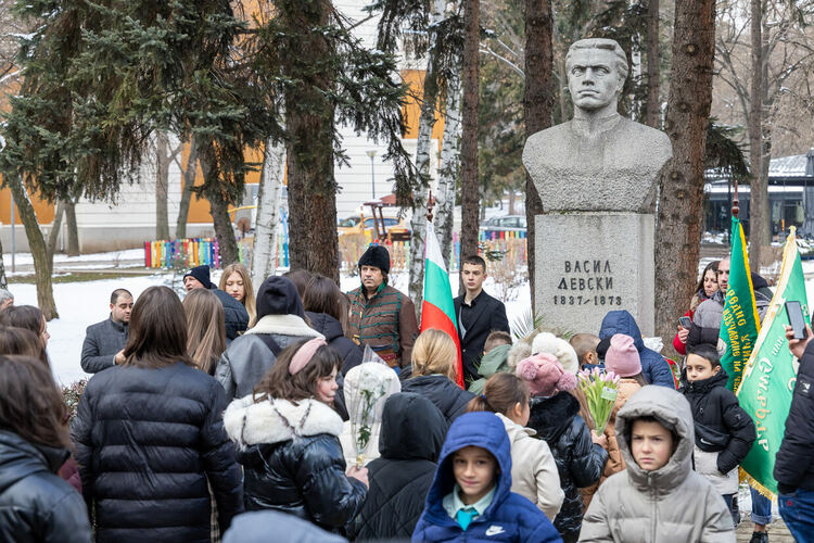 Стотици перничани сведоха глава в памет на Апостола на свободата – Васил Левски