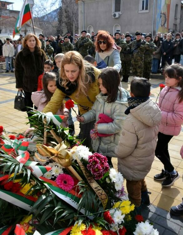 Асеновград се преклони пред делото на Апостола