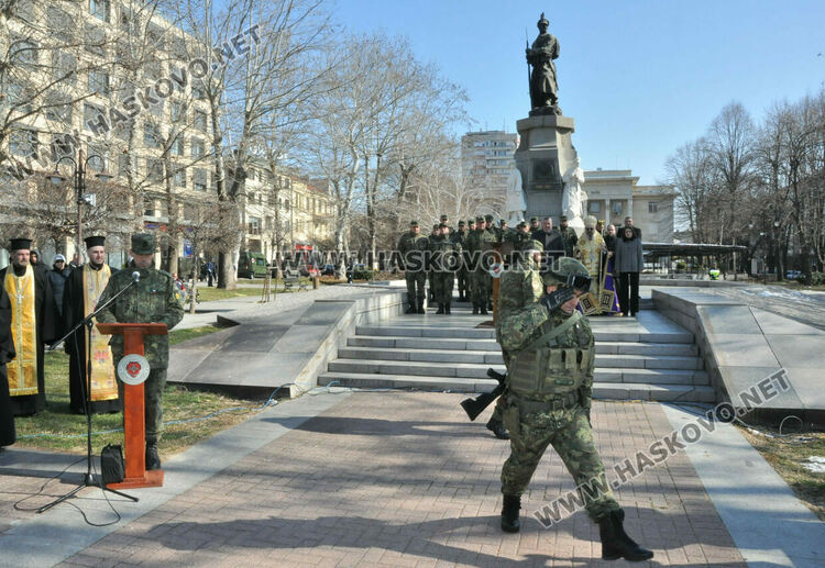 Икони и знамето на Хасково получи новият ни контингент в Косово 