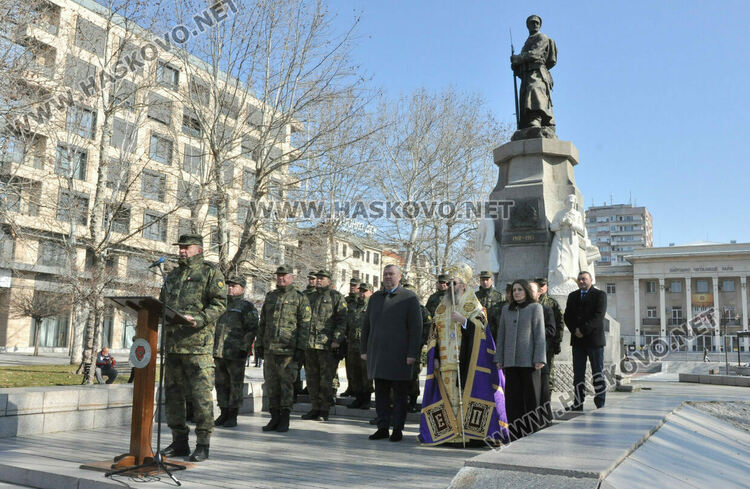 Икони и знамето на Хасково получи новият ни контингент в Косово 