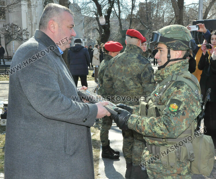 Икони и знамето на Хасково получи новият ни контингент в Косово 