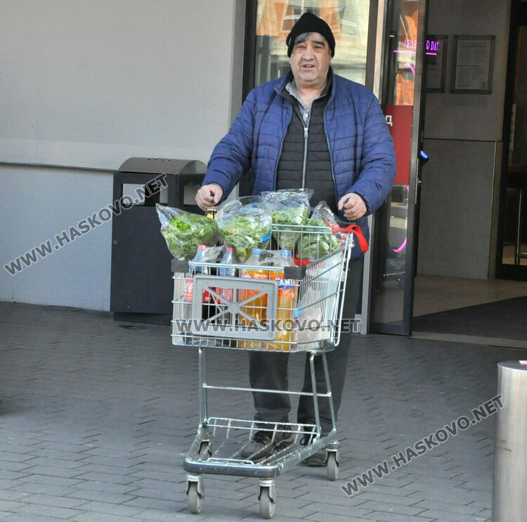 Веселин Лозев пазарува в деня на бойкота, защото иска да почерпи за рождения си ден