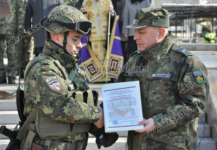 Икони и знамето на Хасково получи новият ни контингент в Косово 