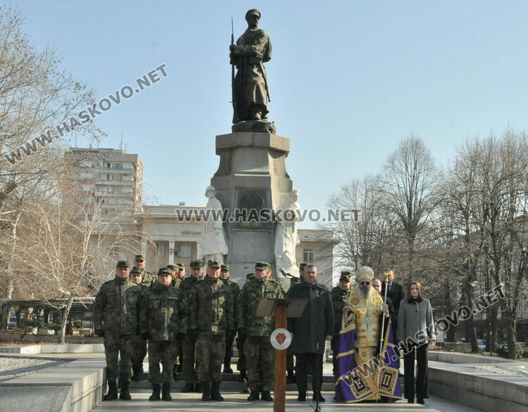 Икони и знамето на Хасково получи новият ни контингент в Косово 
