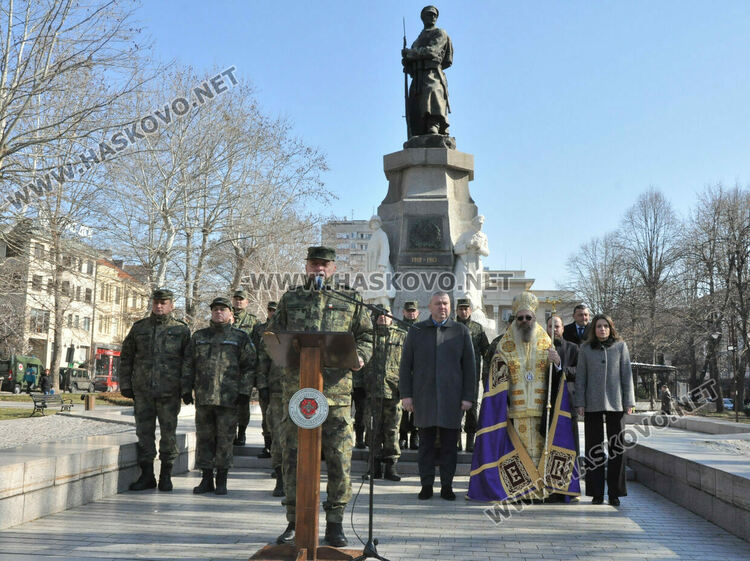 Икони и знамето на Хасково получи новият ни контингент в Косово 