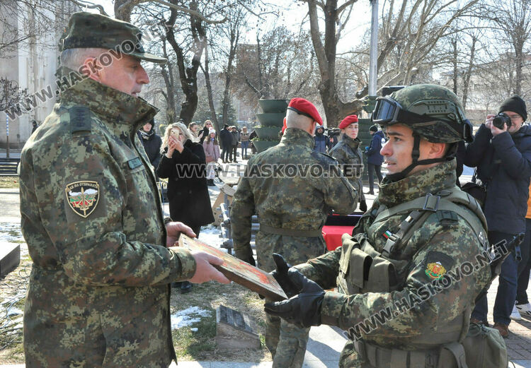 Икони и знамето на Хасково получи новият ни контингент в Косово 