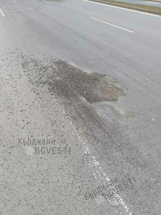 Граждани сигнализират за некачествено кърпене на дупки по „Беломорски” в Кърджали, от ОПУ отричат