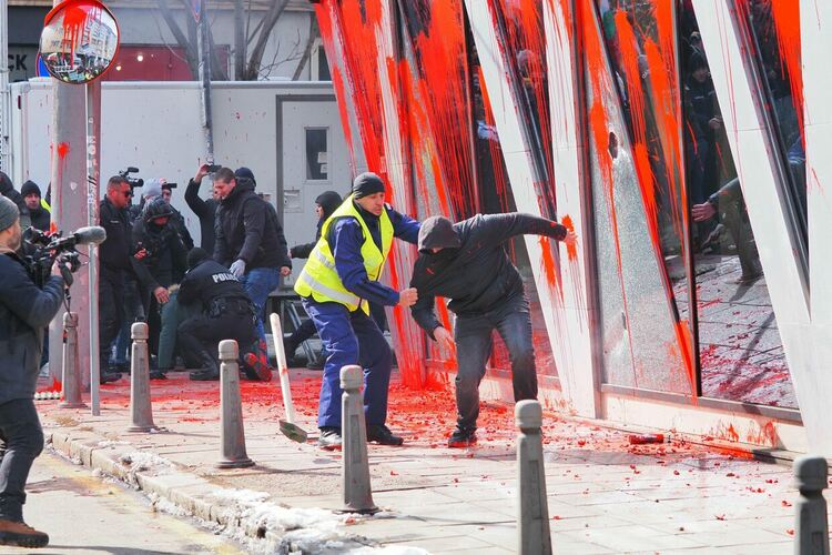 Протестът на "Възраждане" щурмува сградата на Европейската комисия