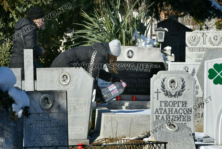 Хасковлии отдадоха почит към покойни близки на Голяма Задушница