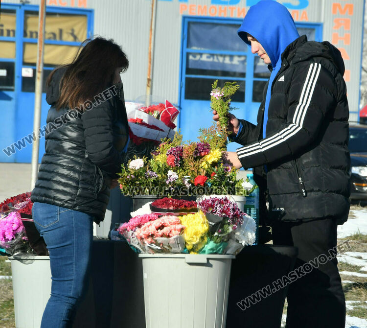 Хасковлии отдадоха почит към покойни близки на Голяма Задушница