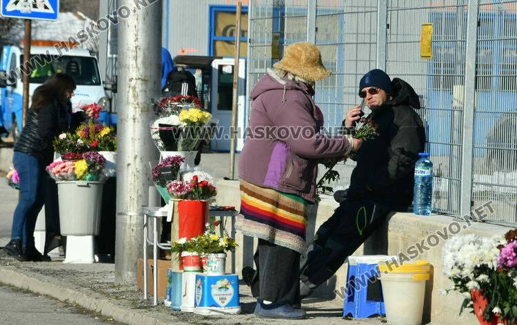 Хасковлии отдадоха почит към покойни близки на Голяма Задушница