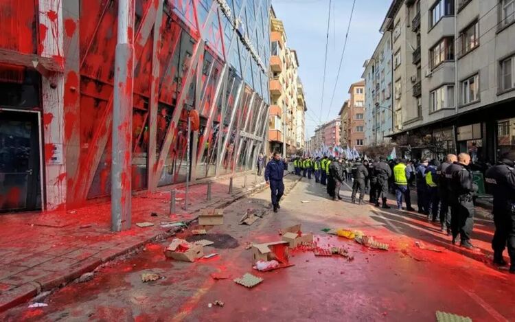 ЕПА БГНЕС Така изглежда сградата на ЕК след протеста на „Възраждане“.