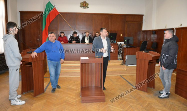 Десетокласници разиграха „съдебен процес“ за проявено насилие в училище