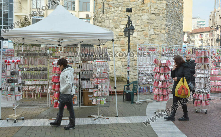 Дни преди Баба Марта се повиши интересът към мартенския базар в Хасково