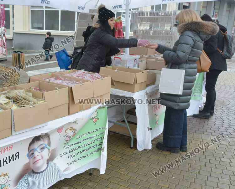 Дни преди Баба Марта се повиши интересът към мартенския базар в Хасково