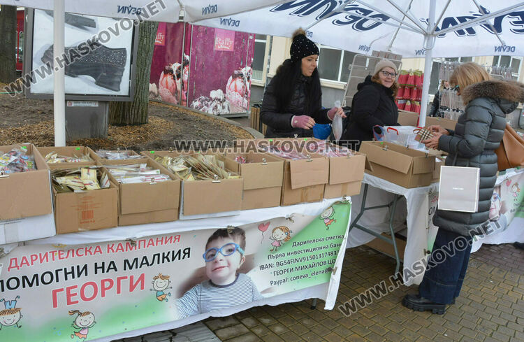 Дни преди Баба Марта се повиши интересът към мартенския базар в Хасково