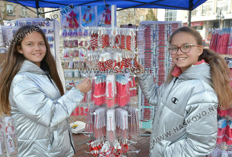 Дни преди Баба Марта се повиши интересът към мартенския базар в Хасково