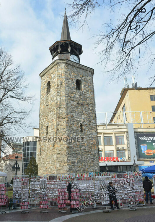 Дни преди Баба Марта се повиши интересът към мартенския базар в Хасково