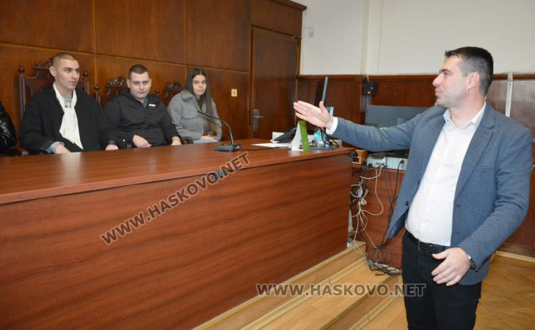 Десетокласници разиграха „съдебен процес“ за проявено насилие в училище