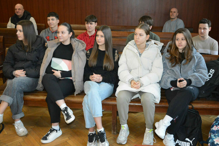 Десетокласници разиграха „съдебен процес“ за проявено насилие в училище