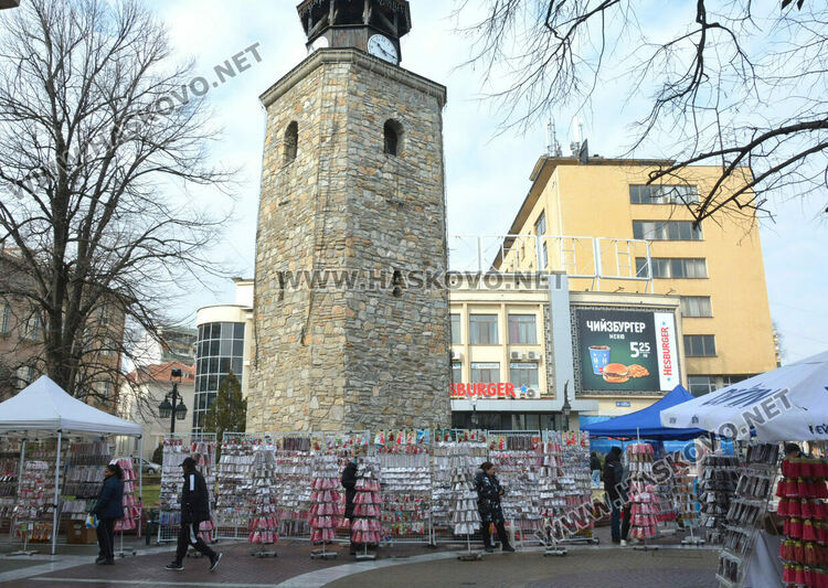 Дни преди Баба Марта се повиши интересът към мартенския базар в Хасково