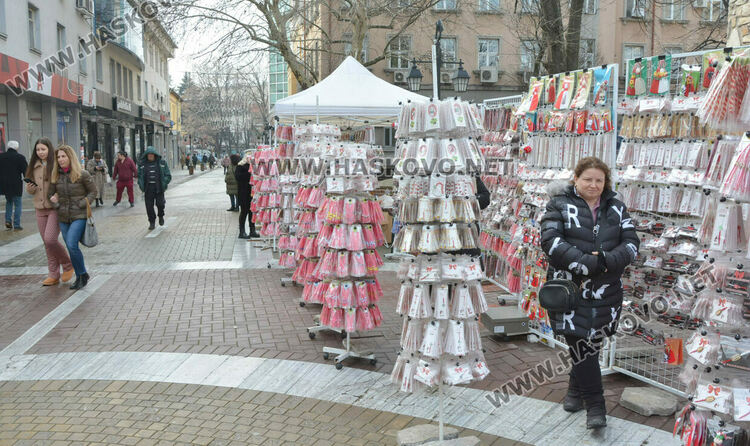 Дни преди Баба Марта се повиши интересът към мартенския базар в Хасково