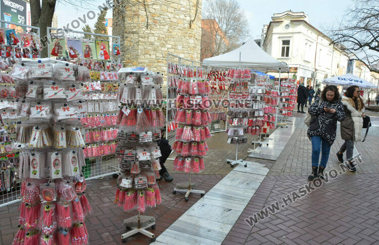 Дни преди Баба Марта се повиши интересът към мартенския базар в Хасково