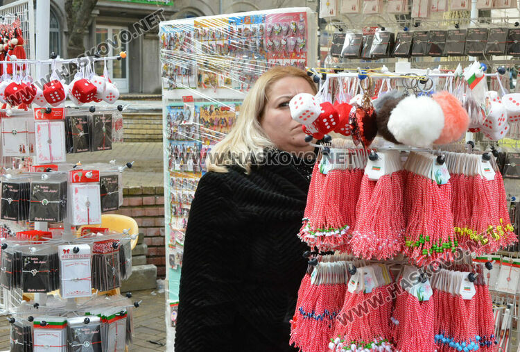 Дни преди Баба Марта се повиши интересът към мартенския базар в Хасково