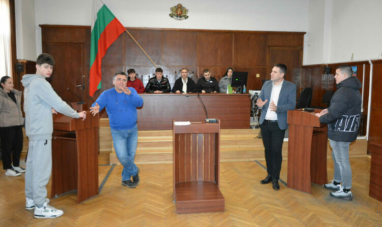 Десетокласници разиграха „съдебен процес“ за проявено насилие в училище