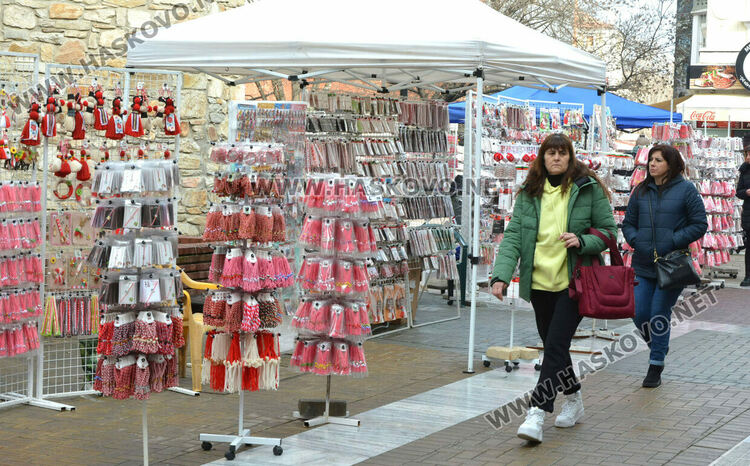 Дни преди Баба Марта се повиши интересът към мартенския базар в Хасково
