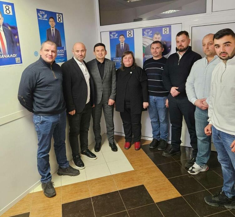 Стари съветници влизат под ново име на групата си в местния парламент- "ДПС- Ново начало" 