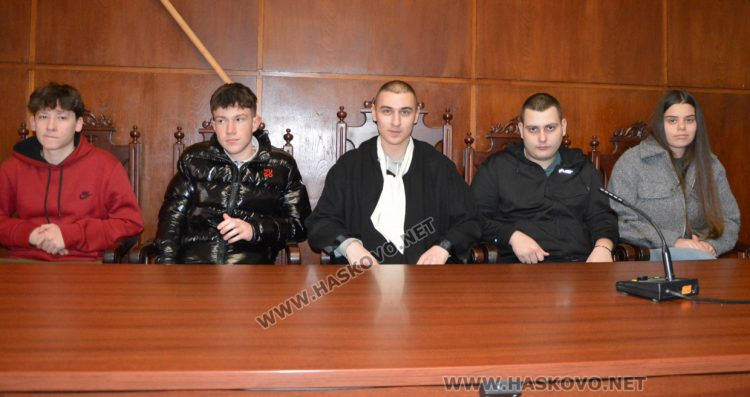 Десетокласници разиграха „съдебен процес“ за проявено насилие в училище