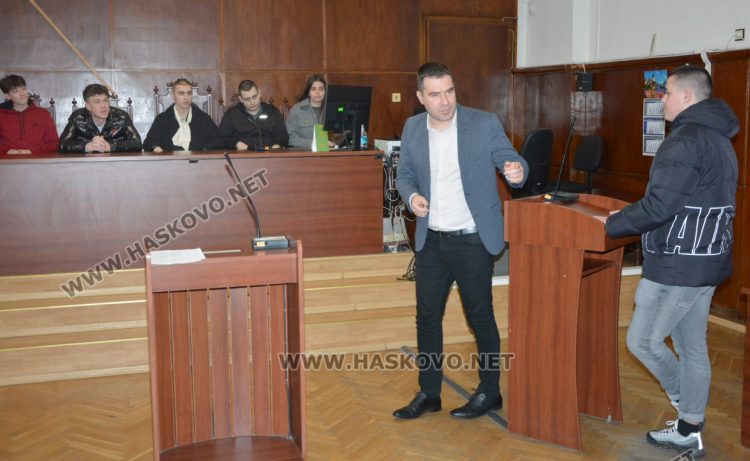 Десетокласници разиграха „съдебен процес“ за проявено насилие в училище