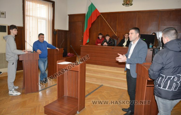 Десетокласници разиграха „съдебен процес“ за проявено насилие в училище