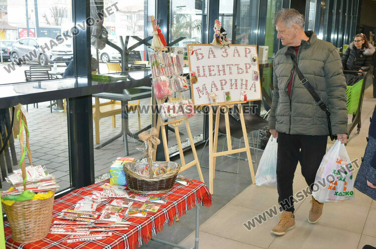 Деца и младежи с увреждания организираха благотворителен базар